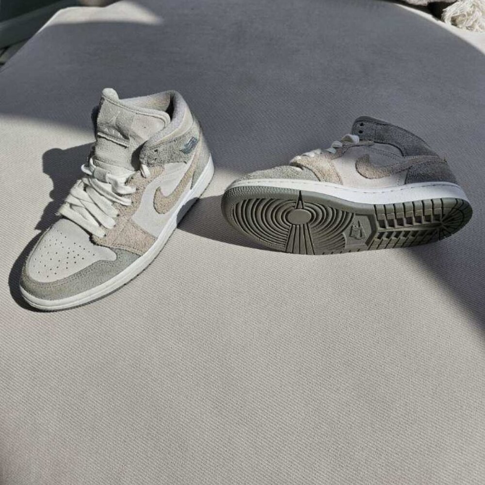 Nike Air Jordan 1 , size 6 (mens sizing), grey light fleece
